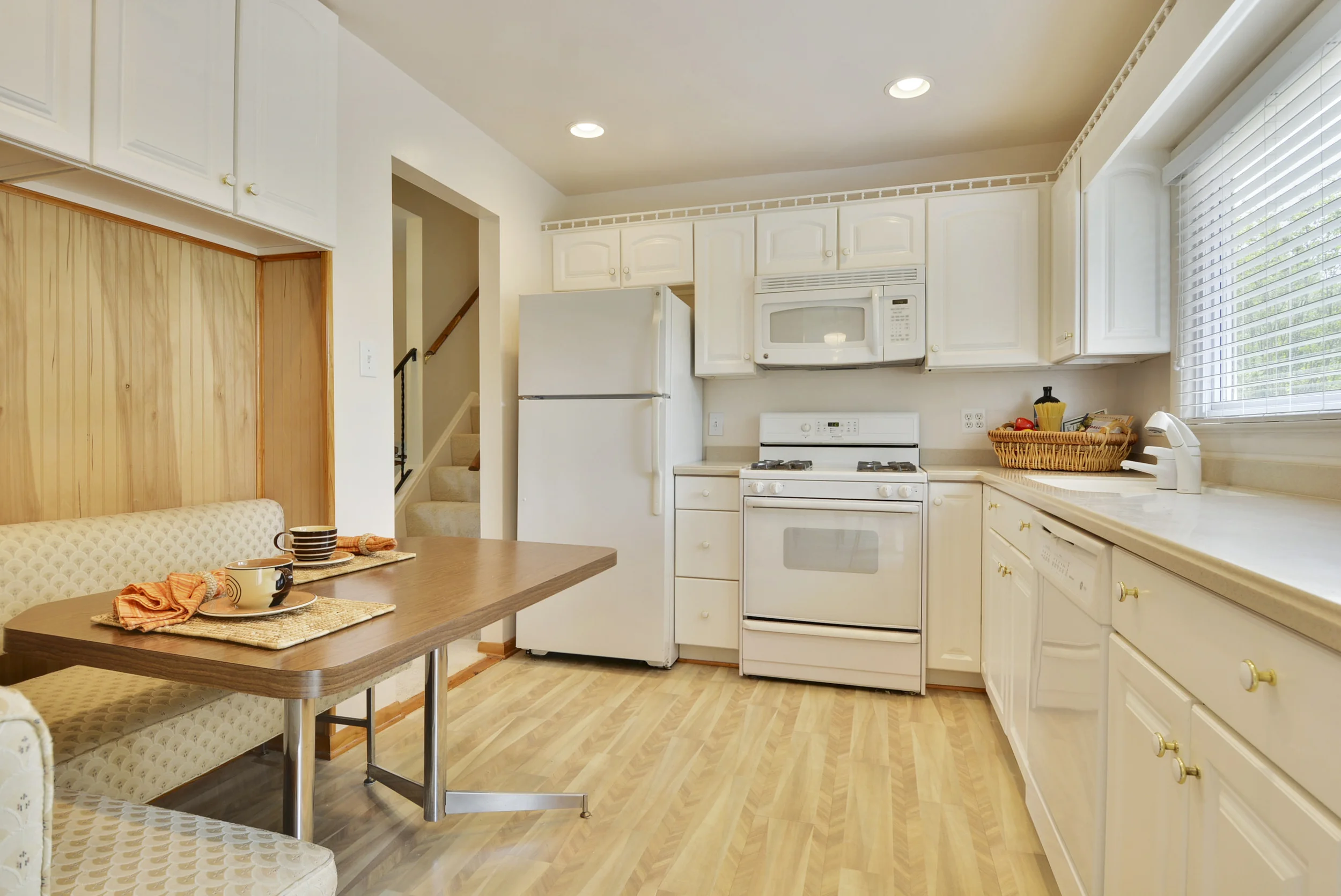 Main_Level-Kitchen-_DSC8698[1].JPG