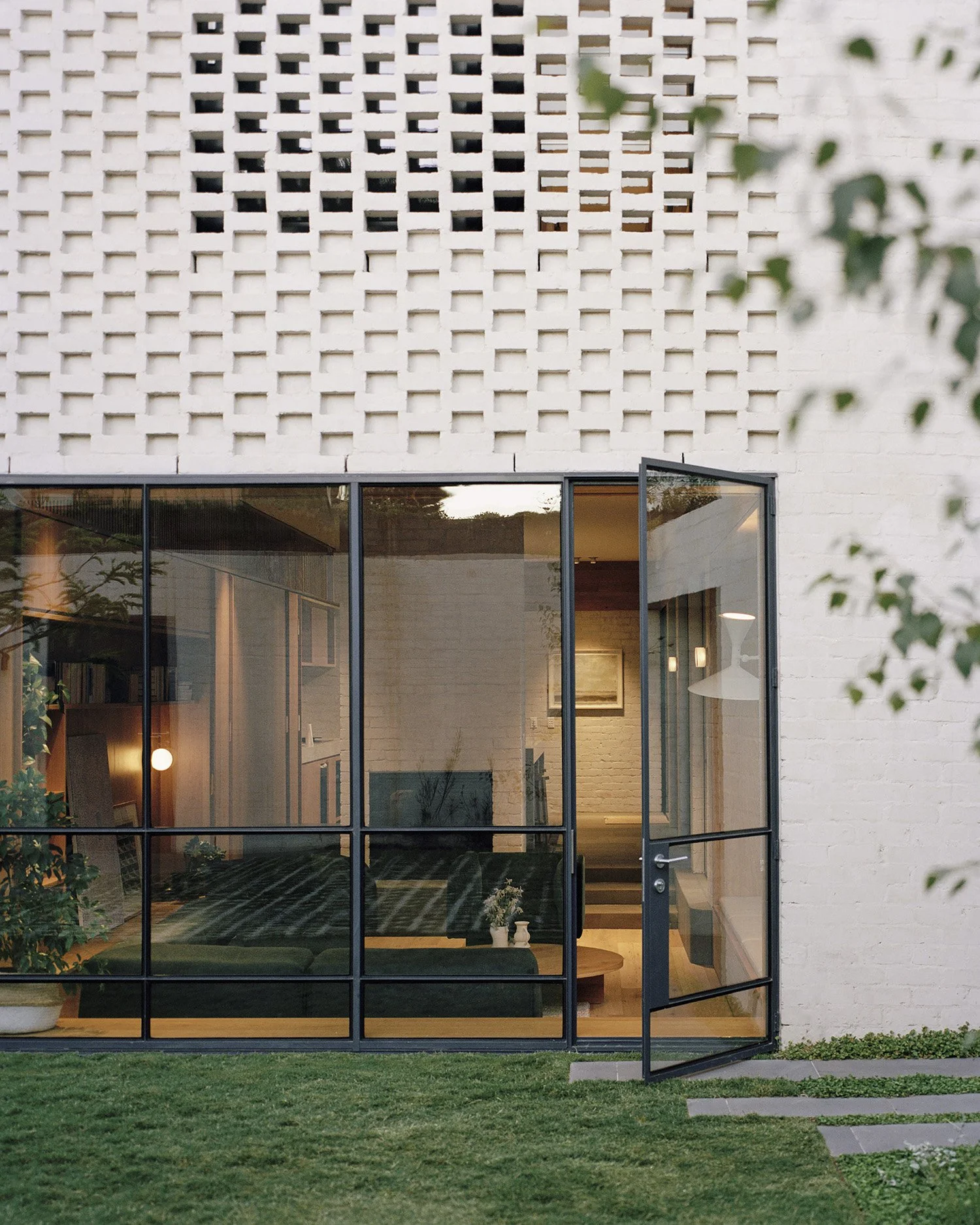 8 Yard House | Studio Bright 