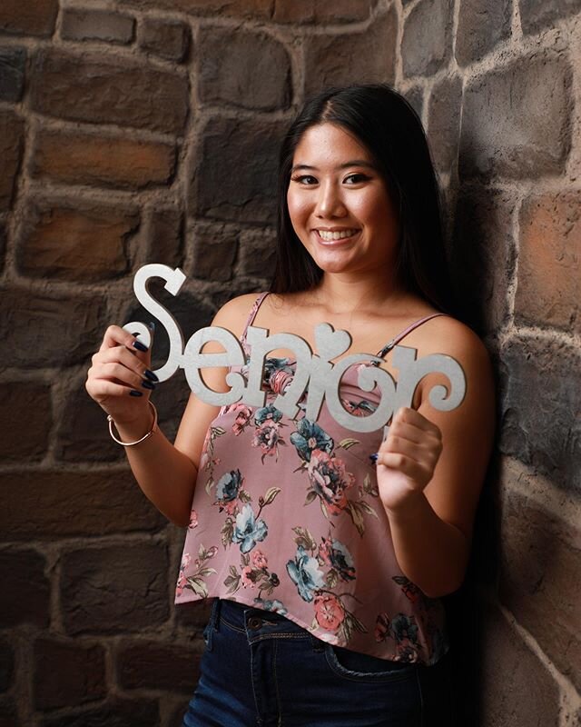 Seniors! Schedule your portrait studio session with us 🎓📸 Slide 👉 to see our signature wall participants! ✍️
&bull;
For more information regarding our senior portrait studio sessions, please visit our website page: Expressionshawaii.net/seniorport