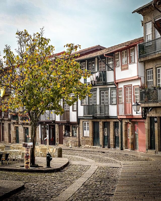 Guimarães, Portugal, in 2015. Spent a day walking the abandoned streets of Guimarães, widely considered to be the birthplace of Portugal, alone. Hadn&rsquo;t looked at this photograph properly until now. I quite like it.
-
#Guimarães #Guimaraes #p