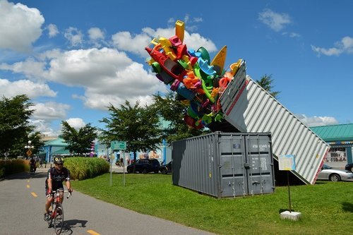    Overflow   Plastic, wood and plastic - 12 x 6 x 7,50 mt Passages insolites II, EXMURO art public, Québec (Québec) Canada – 2015 