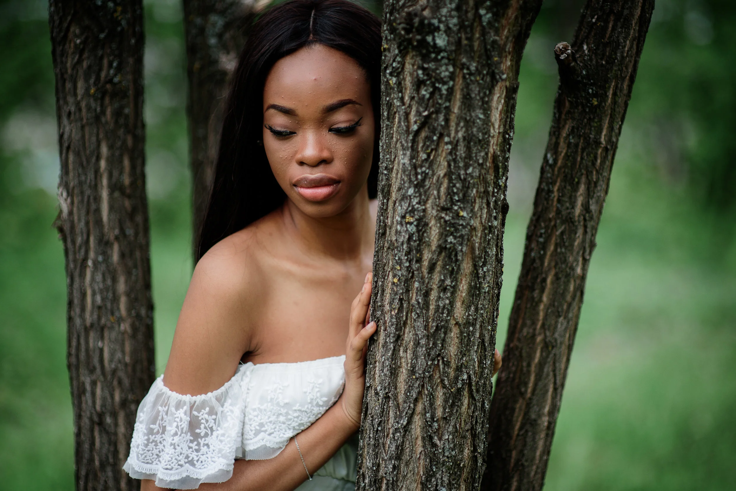 Stunning Afro-American woman leans to the tree