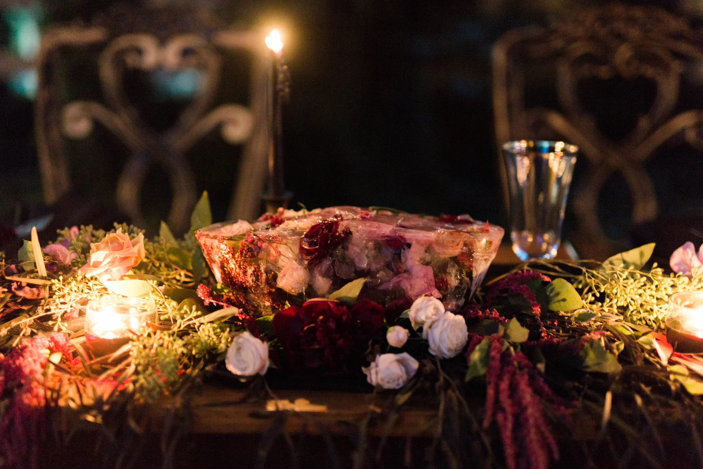 How unique and amazing is this frozen centerpiece by Eden Floral!? 
