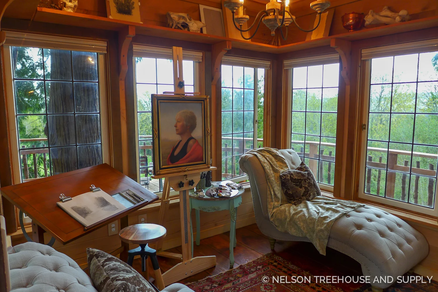 Interior designer Tory Jones made the guesthouse feel like home by displaying Lolly's paintings and adding comfy seating.