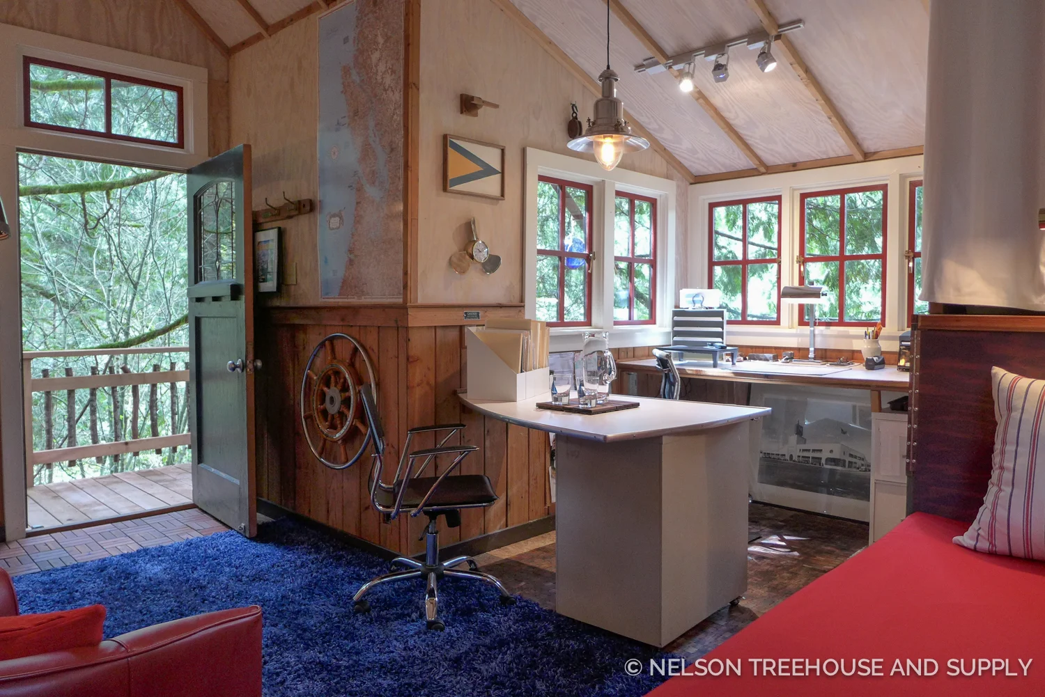 The treehouse provides plenty of office space.