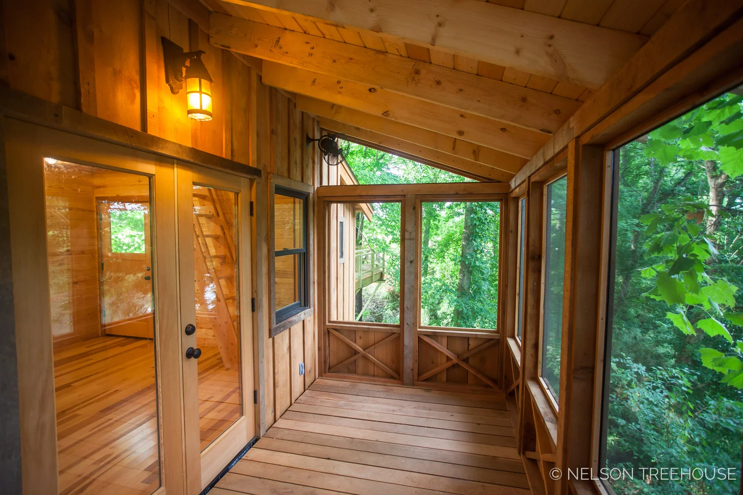TenNessee Riverbank Treehouse Screened-in Porch