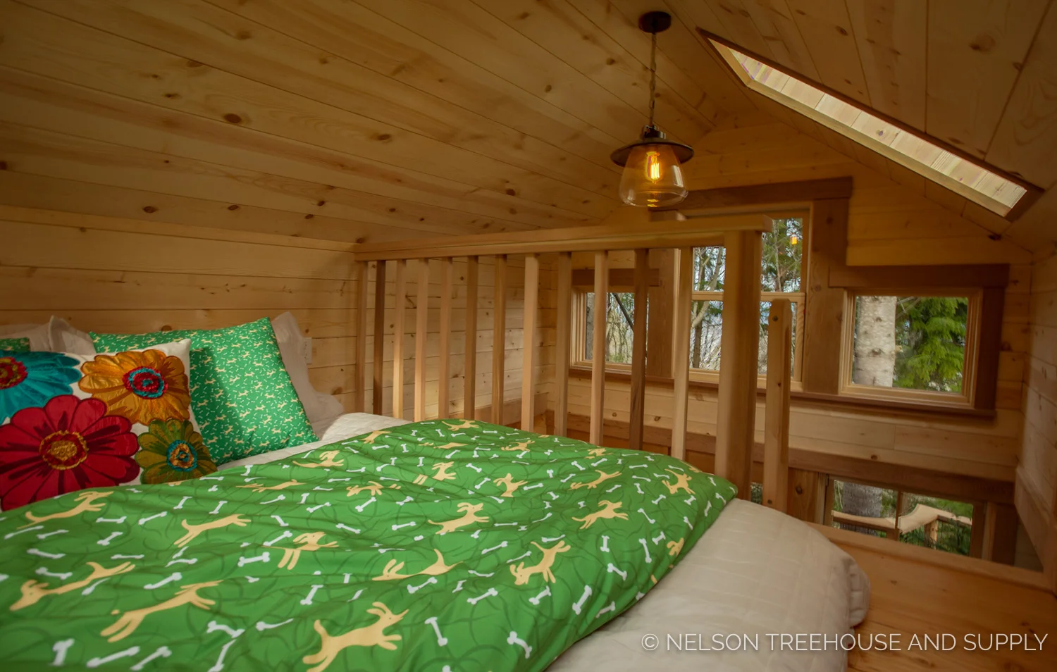 Bulldog Bungalow sleeping loft - nelson Treehouse