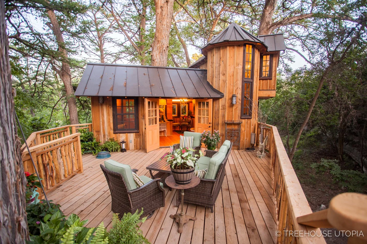 the spacious deck on Chateau at Treehouse Utopia