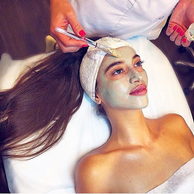 Facials have become exceedingly popular, as more people realize the health benefits they have to offer:
✅Lower Stress Levels.
✅Treat Acne and Acne Marks.
✅Improve Blood Circulation.
✅Prevent Skin Aging.
✅Exfoliate.
✅Reduce Dryness.
✅Detoxify.
✅Increa