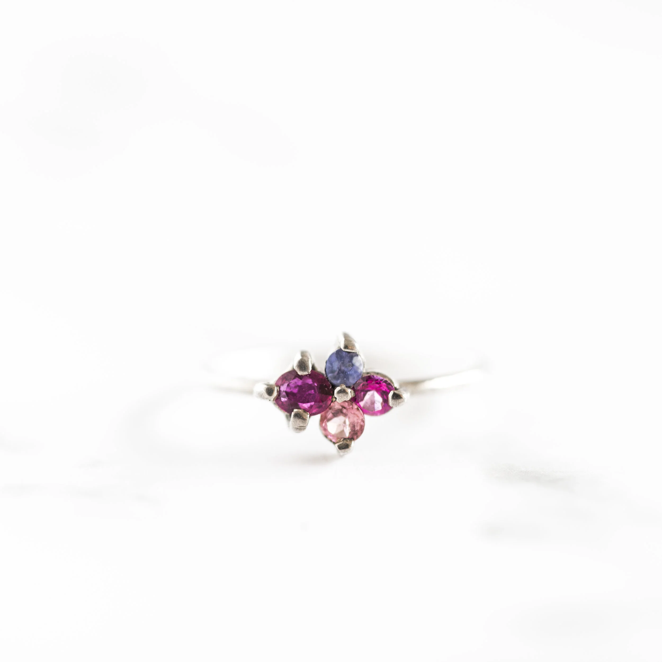 Amanda rubí, iolita, turmalina y topacio