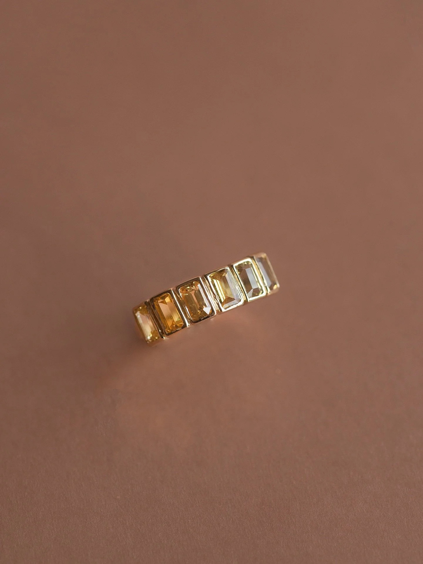 Anillo Zarah con zafiros amarillos en oro de 18kt.