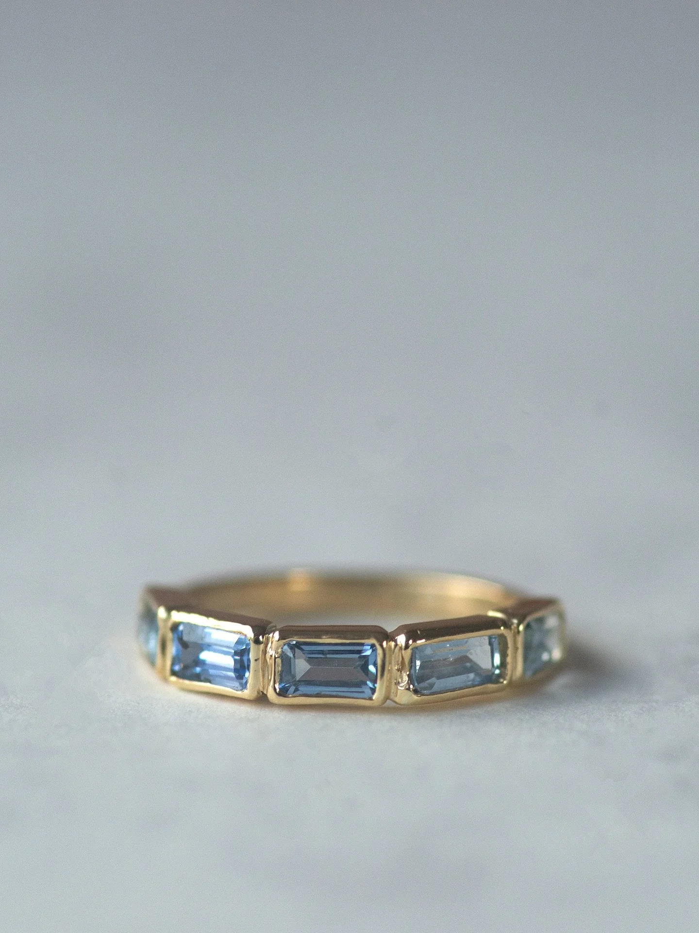 Anillo Zarah con zafiros de Ceyl&aacute;n en oro de 18kt.