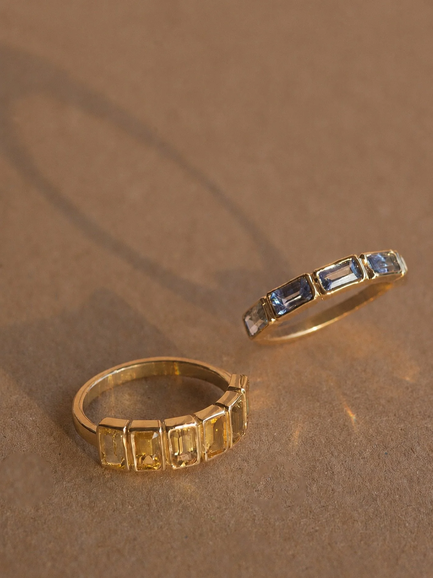 Anillos Zarah con zafiros de Ceyl&aacute;n y zafiros amarillos en oro de 18kt. 
* Piezas &uacute;nicas.