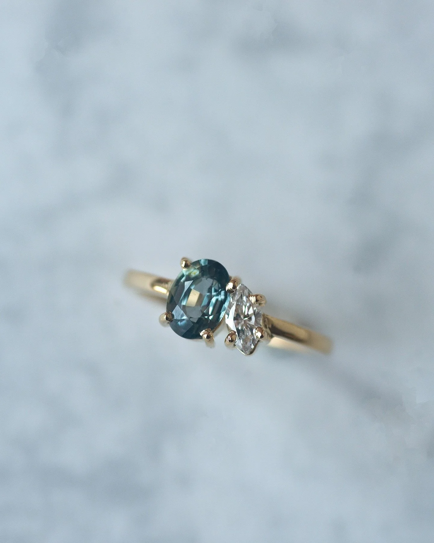 Anillo Nua con zafiro teal y diamante de laboratorio en oro de 18kt.