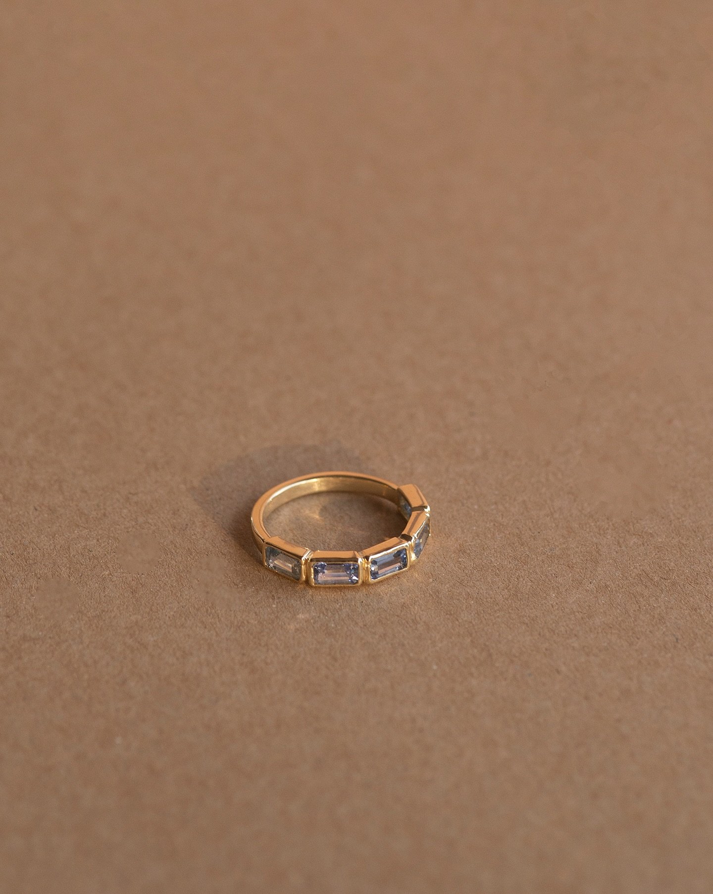 Anillo Zarah con zafiros de Ceyl&aacute;n en oro de 18kt.