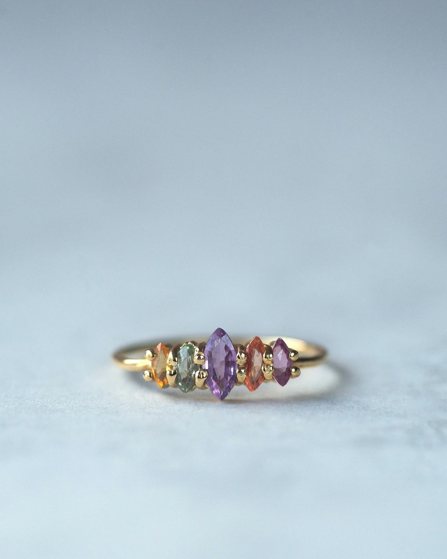 Anillo Alissa con zafiros en oro de 18kt.