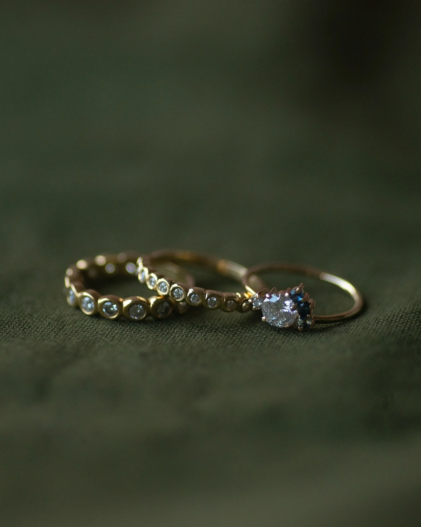 Anillos Zarah con diamantes y Romina con diamante y zafiro en oro de 18kt.