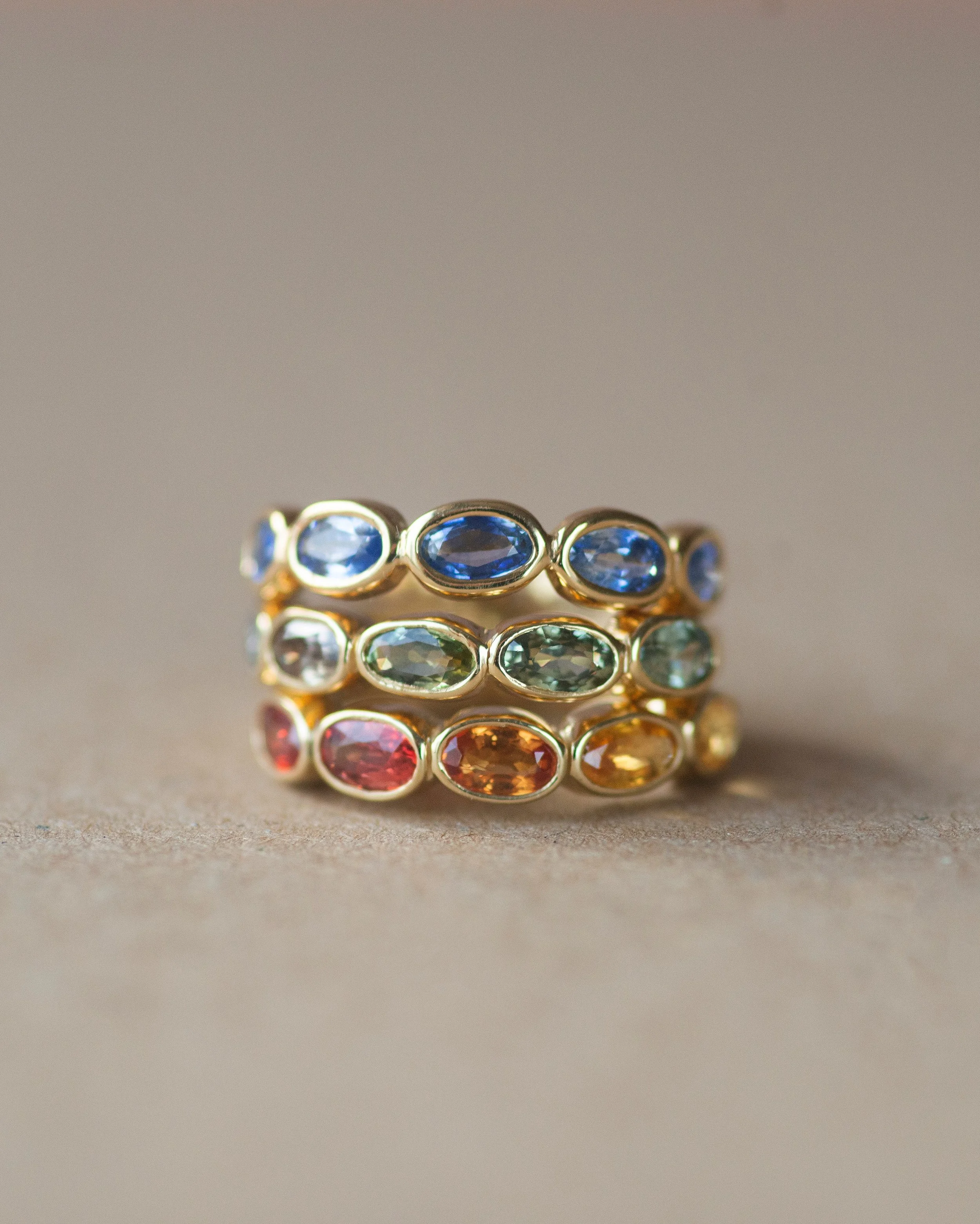 Anillos Zarah con zafiros en oro de 18kt.