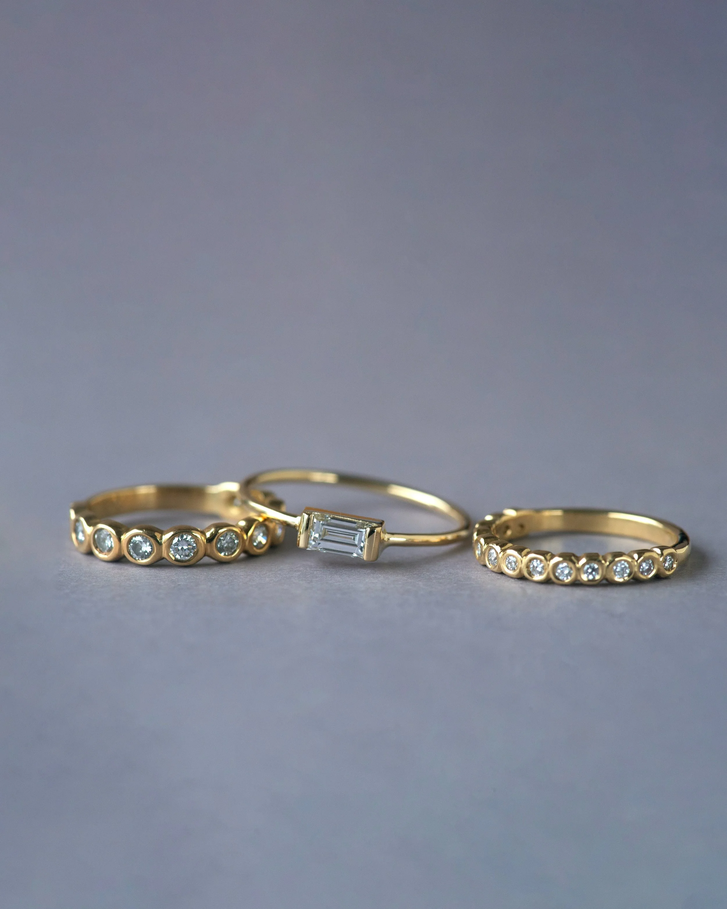 Anillos Zarah con diamantes naturales y anillo Luc&iacute;a con diamante de laboratorio de 0.42ct en oro de 18kt.