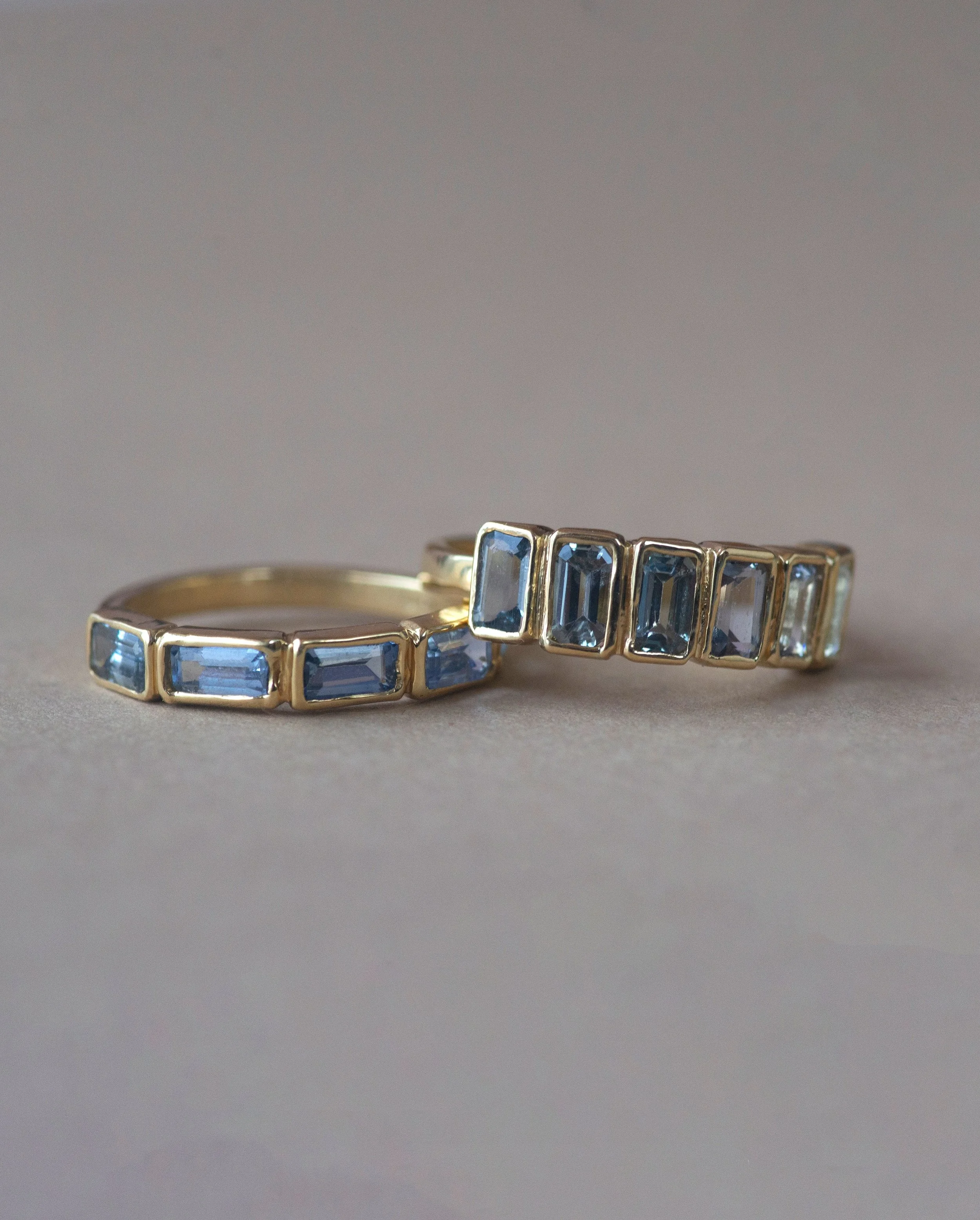 Anillos Zarah con zafiros de Ceyl&aacute;n en oro de 18kt.