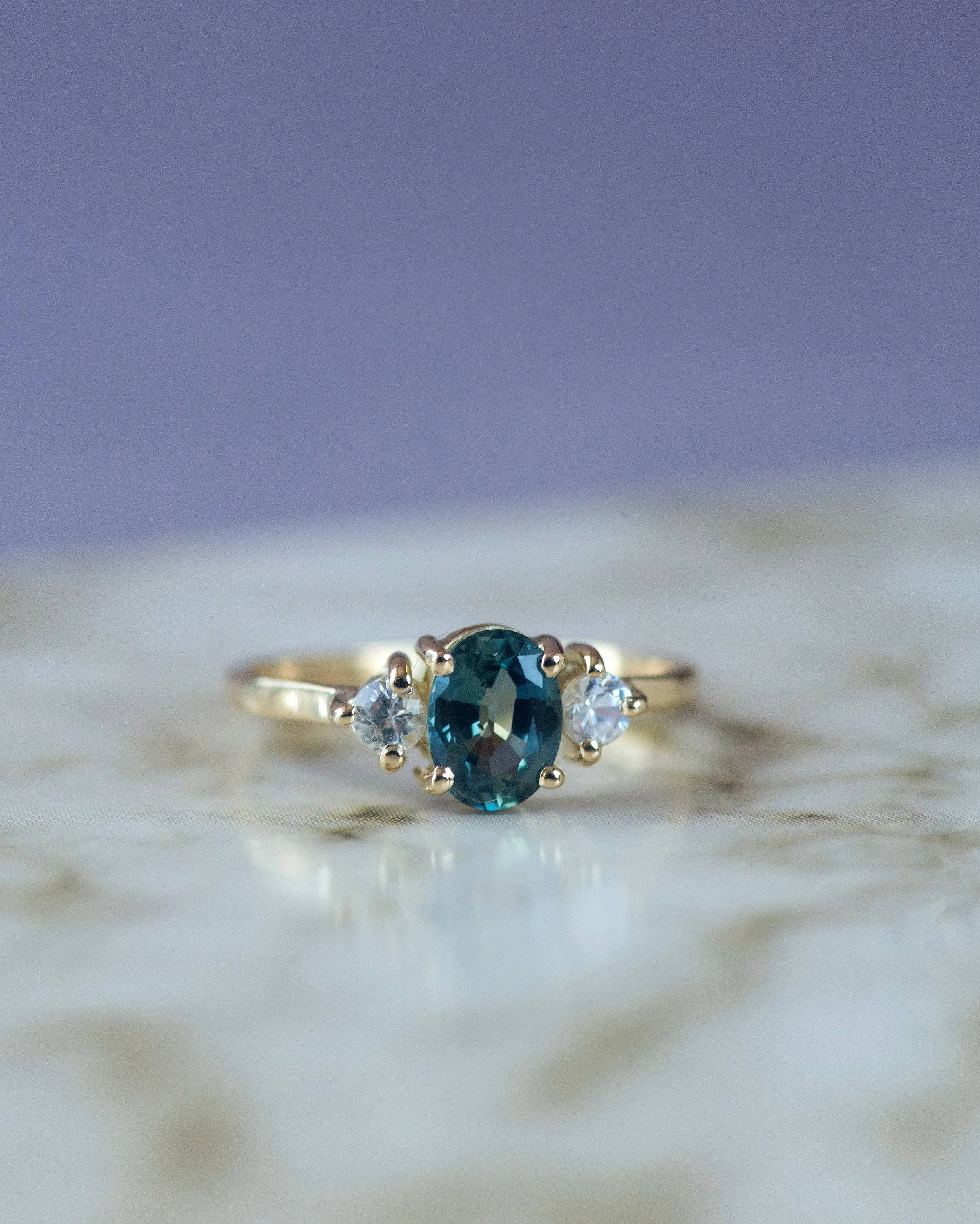 Anillo Leticia con zafiro real y zafiros blancos en oro de 18kt.