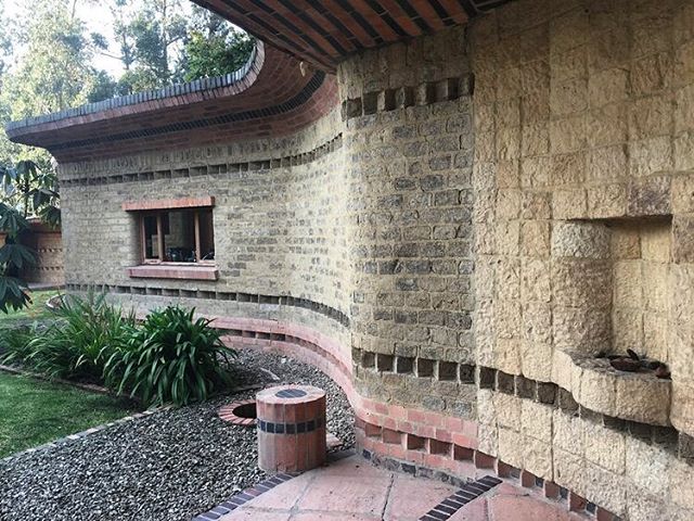 Detalle acceso Casa El Encuentro, dise&ntilde;o Hernando Baraya a&ntilde;o 2000. Chia , Cumdinamarca 🇨🇴 La Casa en construida en adobe sacado del mismo terreno , ladrillo y concreto. .
.
#araukariaarquitectura #architecture #arquitectura #archdaily