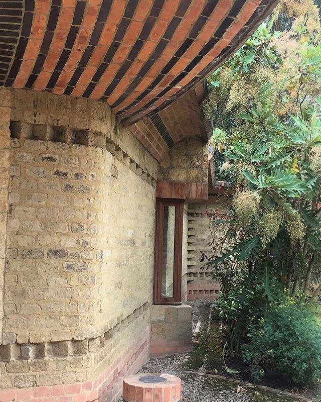 Detalle acceso Casa El Encuentro, dise&ntilde;o Hernando Baraya a&ntilde;o 2000. Ch&iacute;a, Cumdinamarca 🇨🇴 La Casa fue construida en adobe sacado del mismo terreno , ladrillo y concreto. .
#araukariaarquitectura #architecture #arquitectura #arch