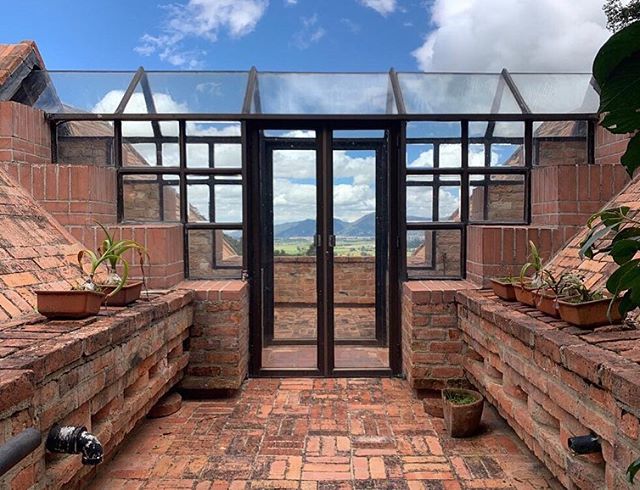 Ayer visitamos com @sumyaro algunas de las Casas de HERBERT BARESCH (1953-1990) en La Floresta de la Sabana, Bogot&aacute;. Ha pasado m&aacute;s de 30 a&ntilde;os y su arquitectura sigue vigente. Un cl&aacute;sico de la arquitectura colombiana.
Casas