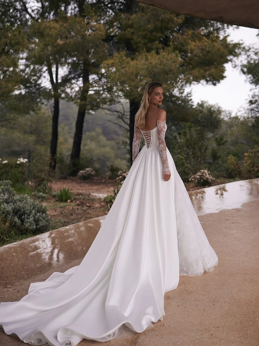 Introducing ✨Aston✨ a long-sleeve A-line dress made from Mikado fabric with a heart-shaped neckline, a corset decorated with soft draping, and accompanied with lace sleeves &mdash; she is an absolute icon made by @evalendel 

&bull;
&bull;
&bull;
&bu