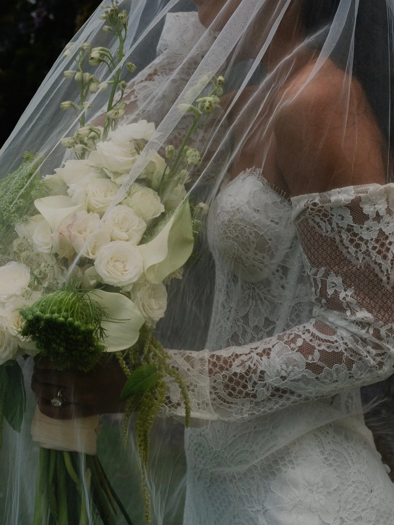 The @madewithlovebridal Winnie gown was the perfect match for our bride, @juliana.antis &mdash; they got to throw the party of their lives &amp; vow to forever surrounded by those they love most!! 🥂✨🤍

Photographers: @nindeweddings @abigailninde @h