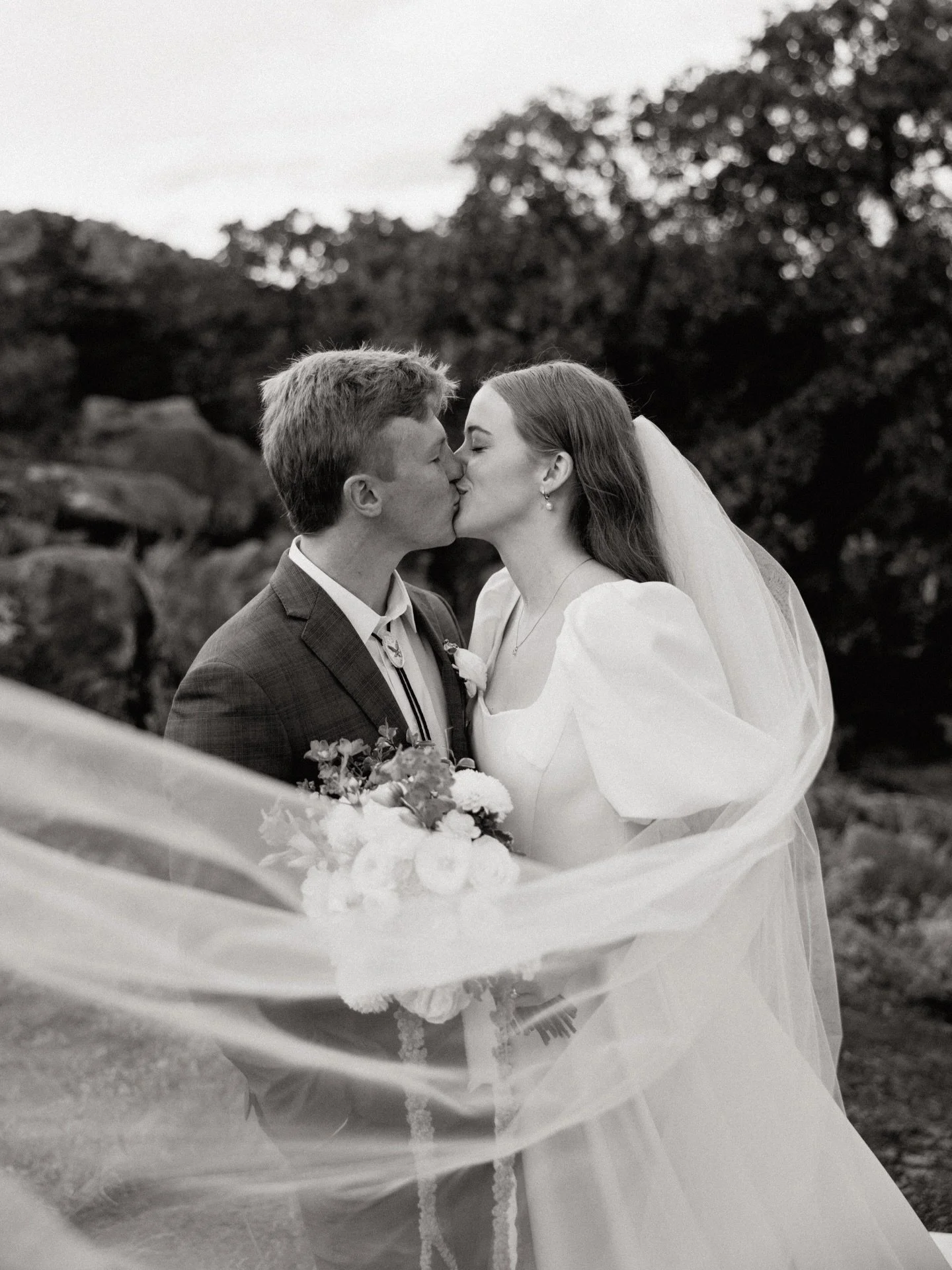 The perfect October day to celebrate The Beckers!! 🥂☁️🫶🏼 

Gown: Chantilly X The Label TB01-0830
Veil: @envoguebridalaccessories V2487WRC
Venue: @quartz_mountain, @quartzmountainstatepark
Photography: @beth.turner.photo
Planner: @fosterjhumphreys
