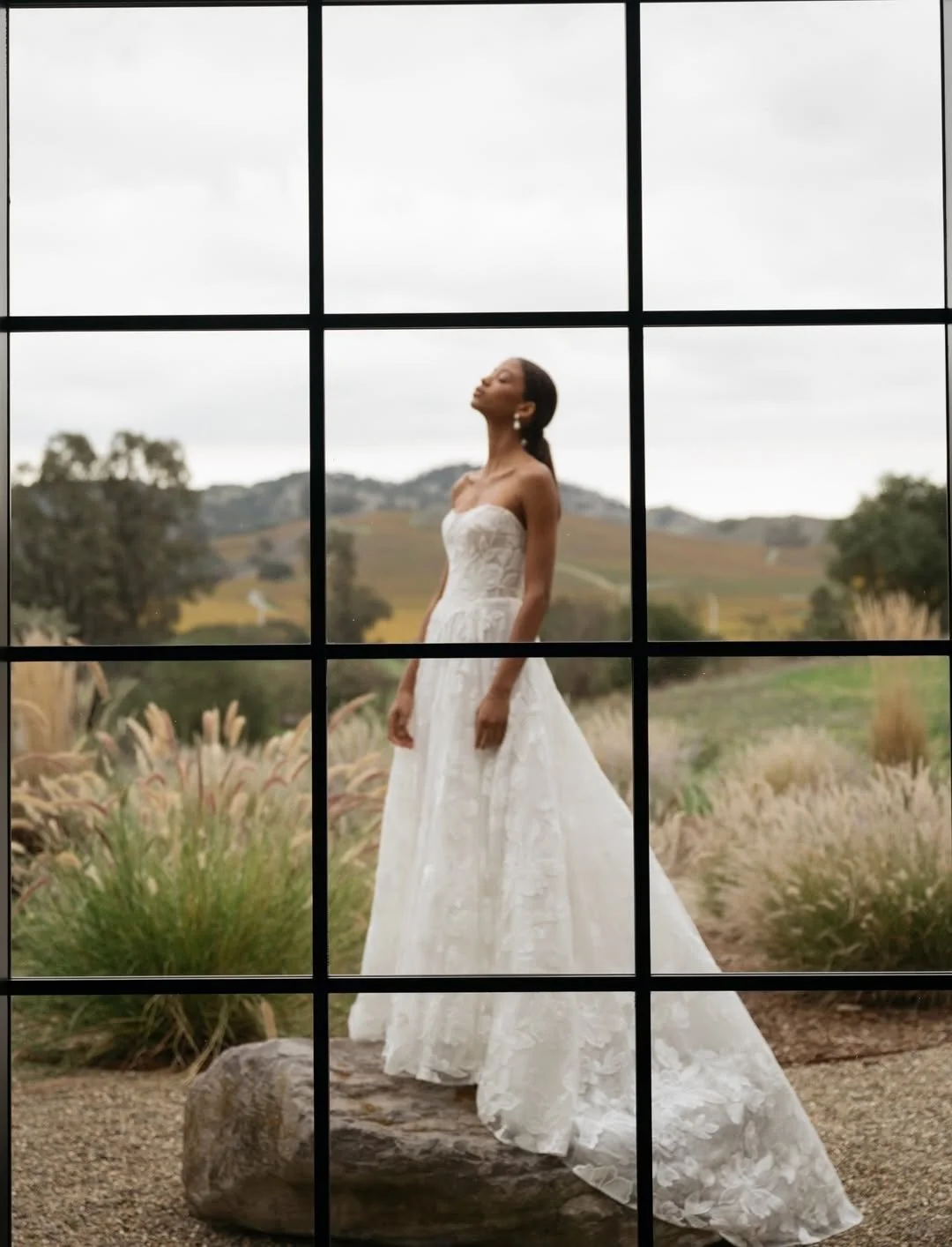 Airy and romantic, with a beautifully structured corset bodice, the Gwendolyn gown &amp; veil is a feminine dream made by @jennyyoonyc ✨

&bull;
&bull;
&bull;
&bull;

#weddingtrends #weddingdress #weddinggown #bridaltrend #jennyyoo