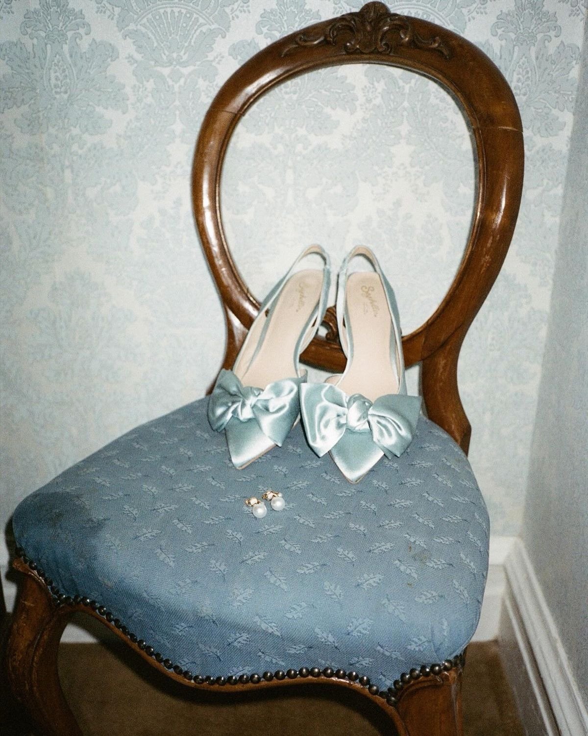 A little something blue. A quiet nod to a centuries-old tradition symbolizing love, loyalty, and the start of a beautiful new chapter 💙✨👰🏼&zwj;♀️💍

&bull;
&bull;
&bull;
&bull;

#weddingtrends #weddingdress #weddinggown #bridaltrend #somethingblue