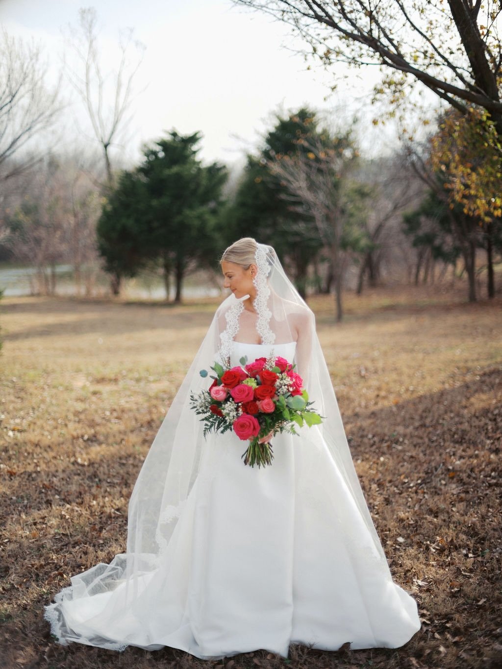 Our beautiful bride, Lindsey, recently wore the Catherine by gown by @jennyyoonyc &amp; we absolutely adore this classic bridal look ✨ 

Photography: @tammylodell 
Florist: @freshbyreasors 
Hair: @hayleyhall.hair 
Makeup: @chelseyannartistry 
Coordin