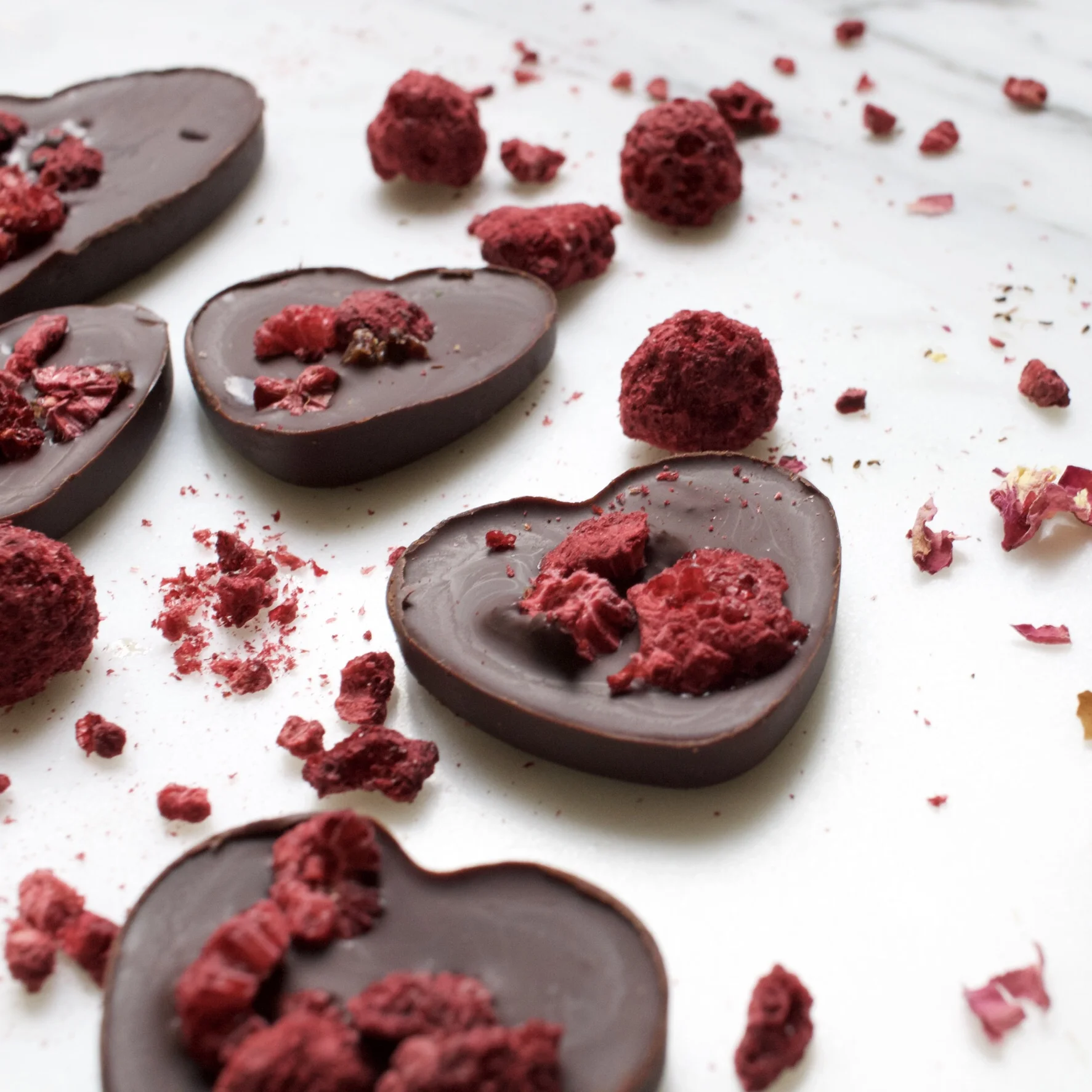 ESSENTIAL CHOCOLATES • A FORMULA + TECHNIQUE FOR YOUR PERSONALIZED CREATIONS