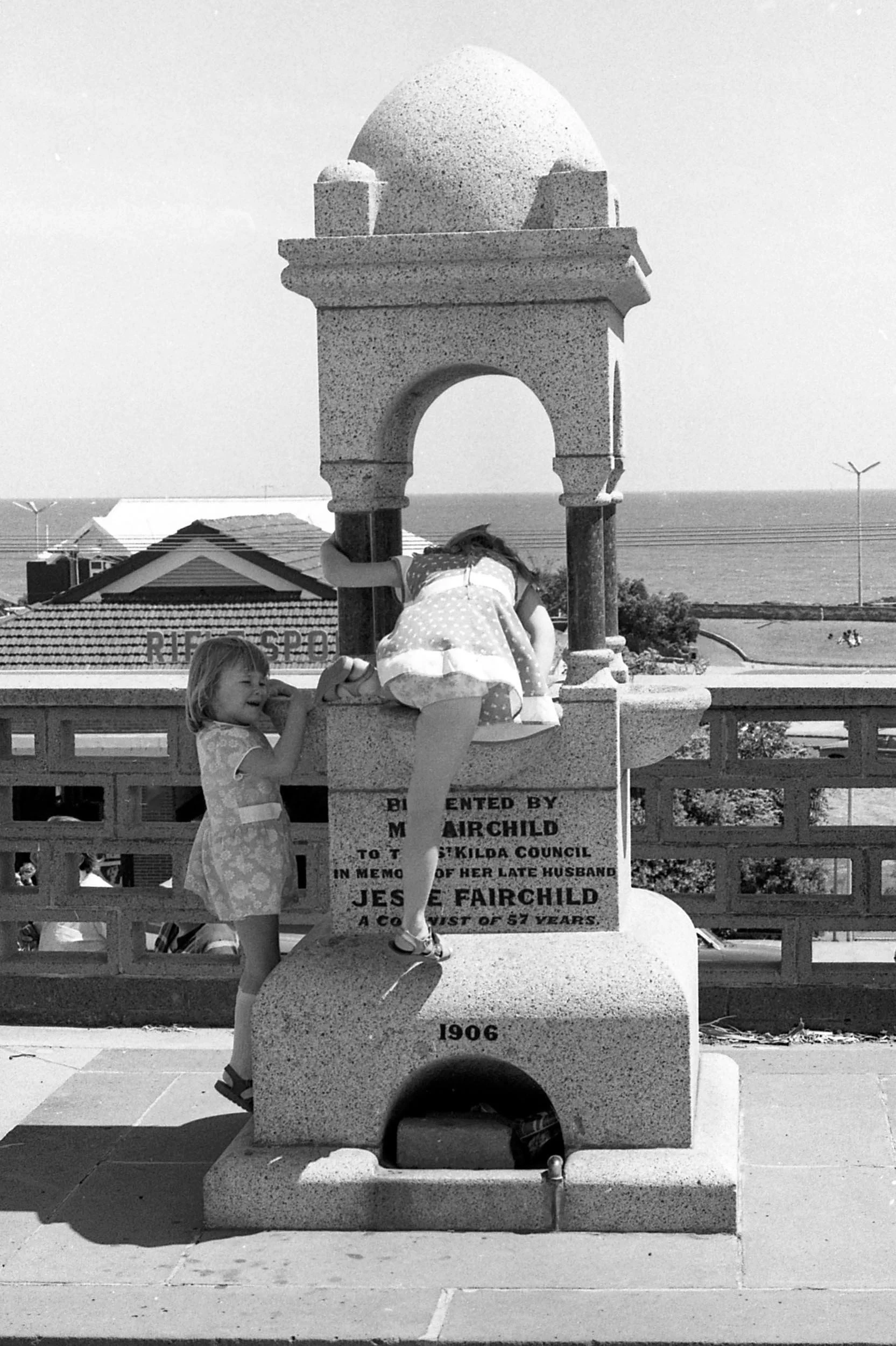   Fountain girls: St Kilda, Melbourne, Jan 1977.  