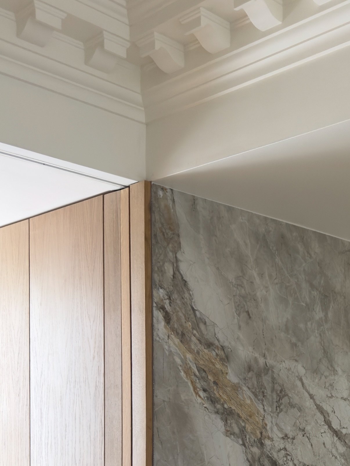 😈Devil is always in the DETAILS 

Swipe in close. Marble kissing oak, mitred corners that vanish, a recessed LED tracing soft light&mdash;this is where design proves itself. Craft lives at the 1 mm line; the devil is always in the details. Which jun