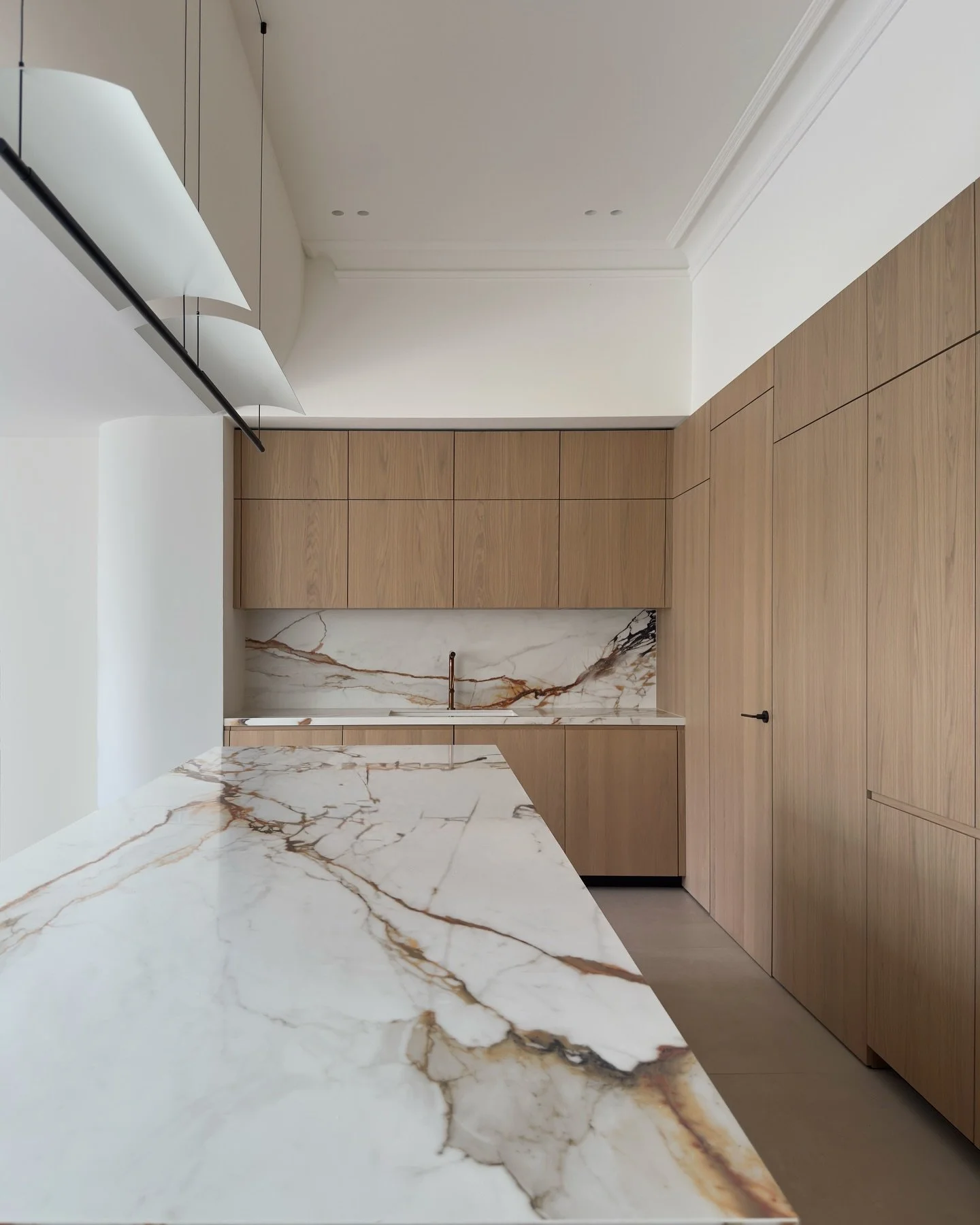 CLEAN LINES 📐📏
.
.
.
.
#modernkitchen #minimalstyle #modernarchitecture #londonarchitects 
#luxurykitchen