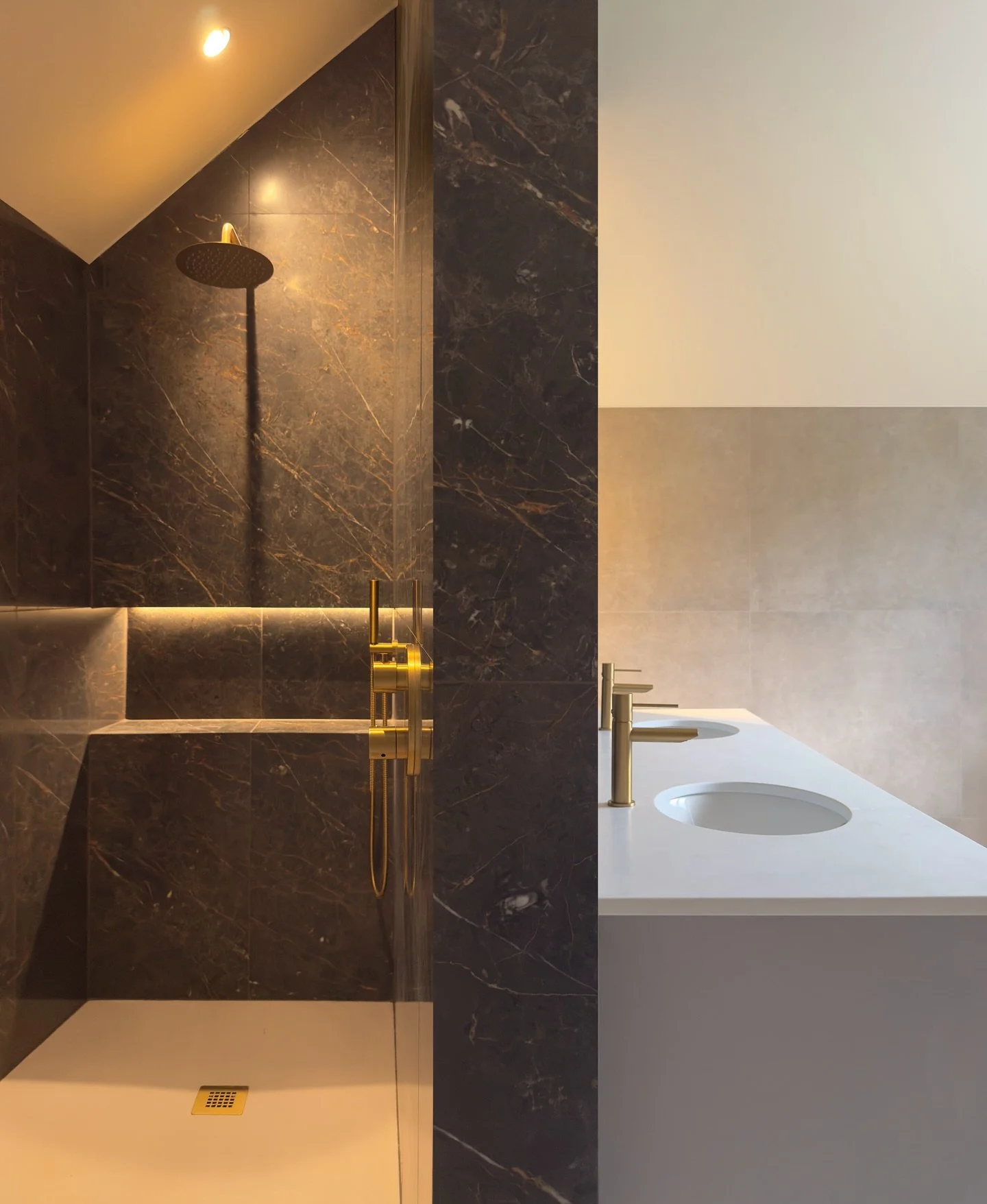 LOW COST - HIGH IMPACT 👇

Less noise, more intention. Bold design doesn&rsquo;t need a big budget &mdash; it needs a strong idea. 

✅ Vaulted ceilings as the main highlight &mdash; the layout is intentionally designed to be subtle and supportive.
✅ 