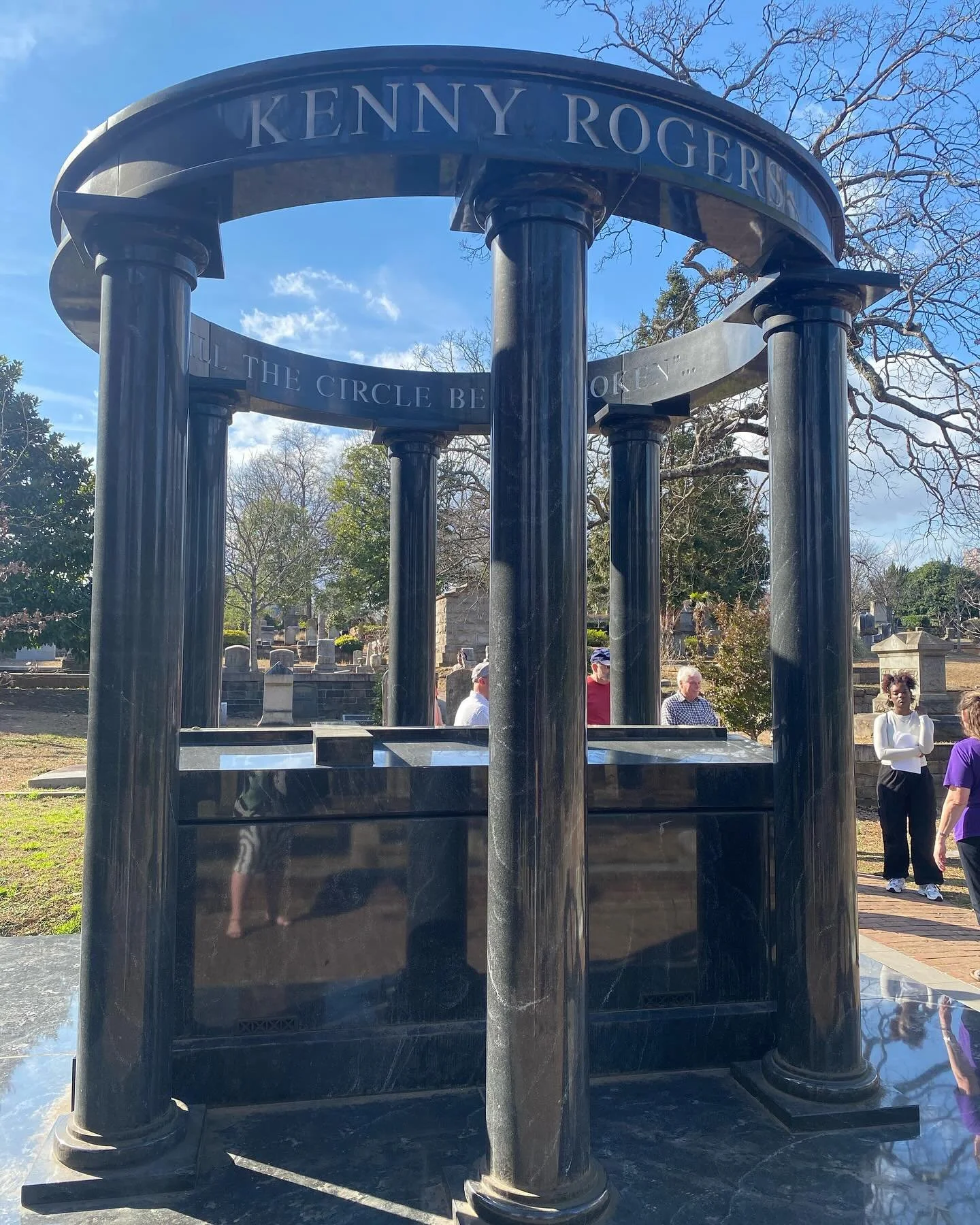 #oaklandcemetaryatlanta #graves #burial #historicgraves #kennyrogers #georgeprince #publicpark @mbreffle @martin830 thanks for all of the fun y&rsquo;all!!!!!