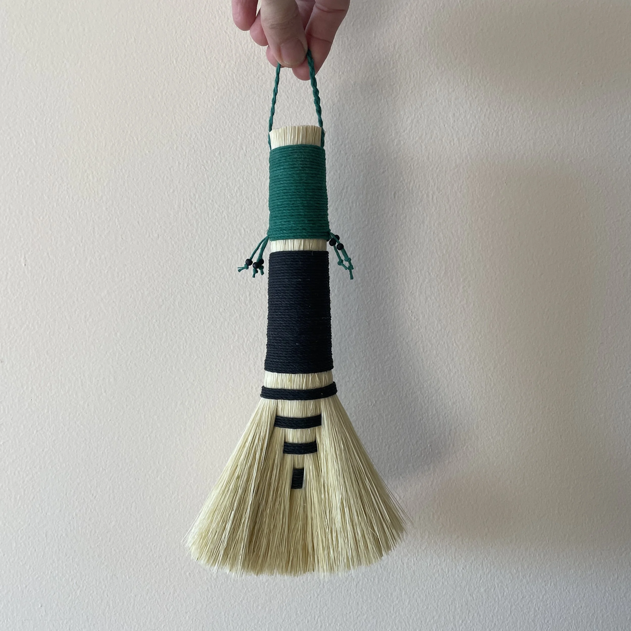 agave table broom, black & green
