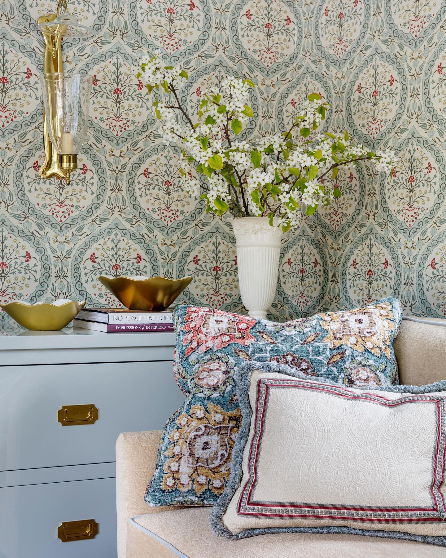 Happy May Day! 

Photographer @gregpremru 
Builder @whitlabrothersbuilders

#loveyourdigs #grandmillennialdecor #oodlesofwallpaper #myhousebeautiful #newenglanddesigners