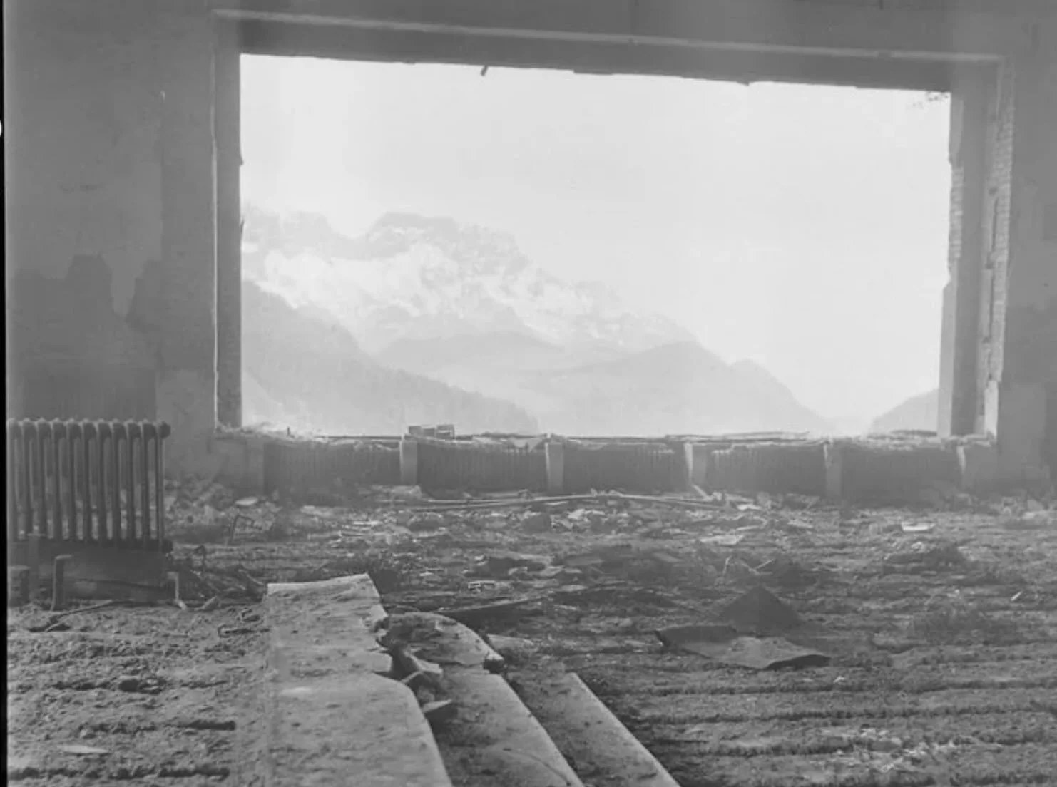  The picture window was destroyed during the RAF bombing of the Obersalzberg on 25 April 1945. Fires set by retreating SS troops caused further damage soon afterwards, leaving the Great Hall – and its famous view – in ruins. 