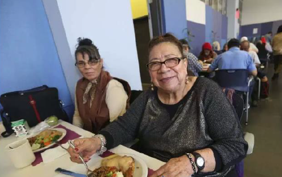 El Diario- Inmigrantes sin "papeles" en sus años dorados sobreviven en NYC