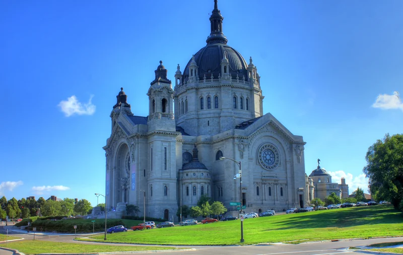 minnesota-large-cathedral-building_800.jpg