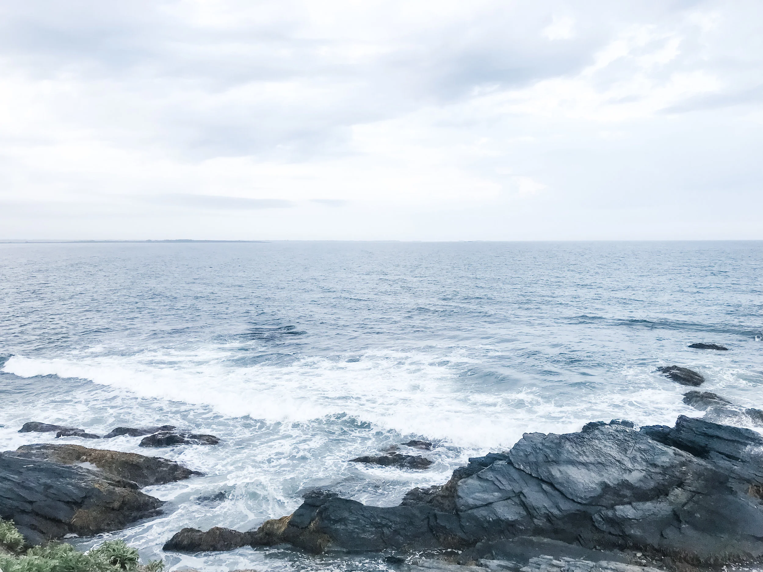 Cliff-walk-newport-rhode-island-three-hellos.jpg