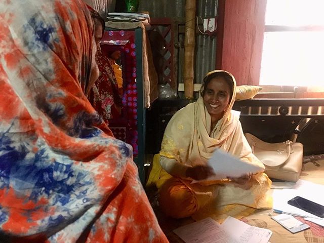 SAJIDA loan officer handing out a Shojon loan application, their digital loan product leveraging Rocket agents for disbursements and repayments. Clients love « feeling like they’re transacting at a bank ». #mobilemoney #bangladesh #sajidafoundation #optixproject #ict4dev
