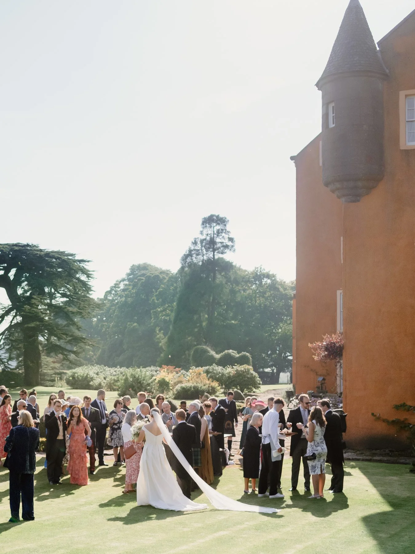 Happy anniversary to Emily &amp; Rupert who married last year on an exceptionally scorching September weekend at the beautiful @cardross_portofmenteith 🌞

Photography: @weddingphotosbykatie
Ceremony: St. Mary's Episcopal Church, Aberfoyle
Reception: