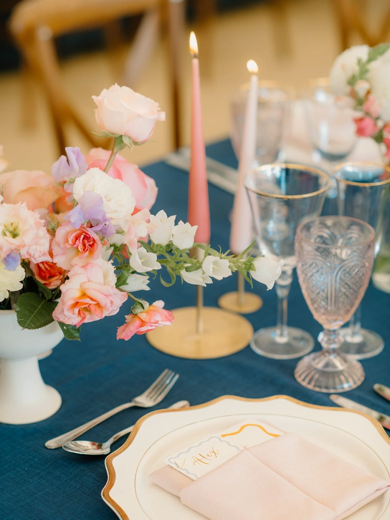 One of my favourite things in life is big feasts with good company which is why I absolutely love capturing pre-dinner speeches and beautiful wedding tablescapes 🥂🍾

Everyone loves a good story, and speeches are such a fantastic way to celebrate an