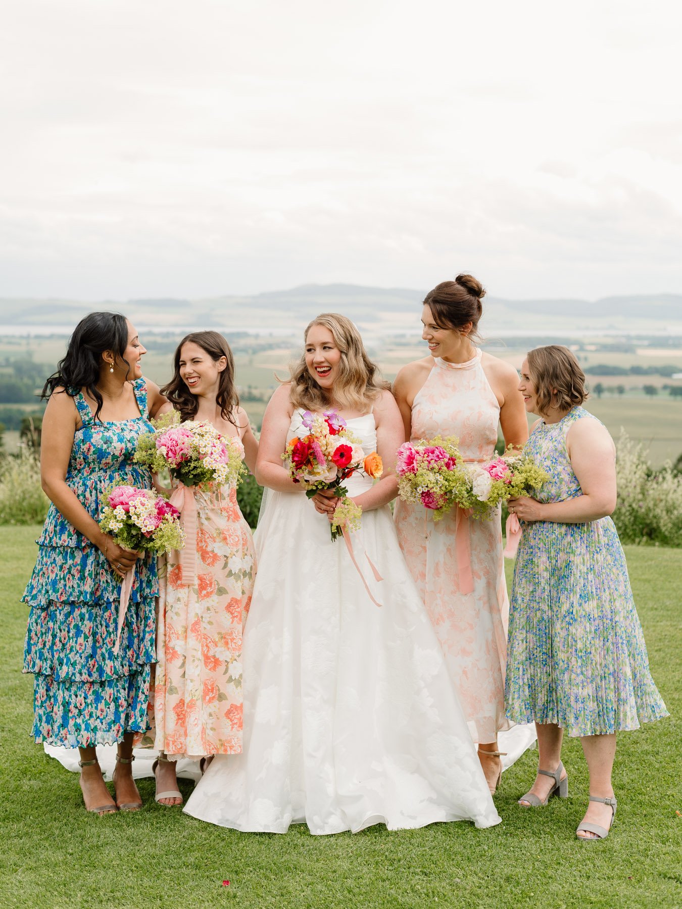 The perfect day to share some love for the ladies that stood by you on your wedding day 🥰 

I always love seeing the friendship between the bride and her closest friends as they get ready together and assist with all the little details on the day th